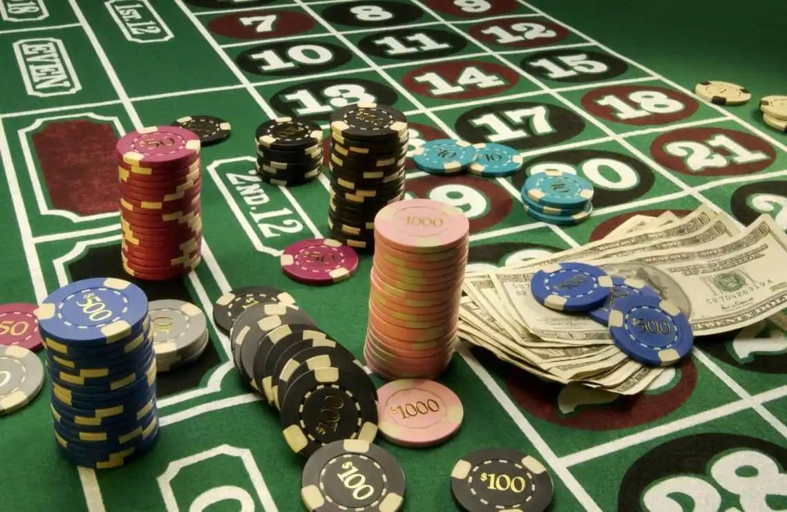 Filipino player accessing jljl88 Live Casino on a mobile phone